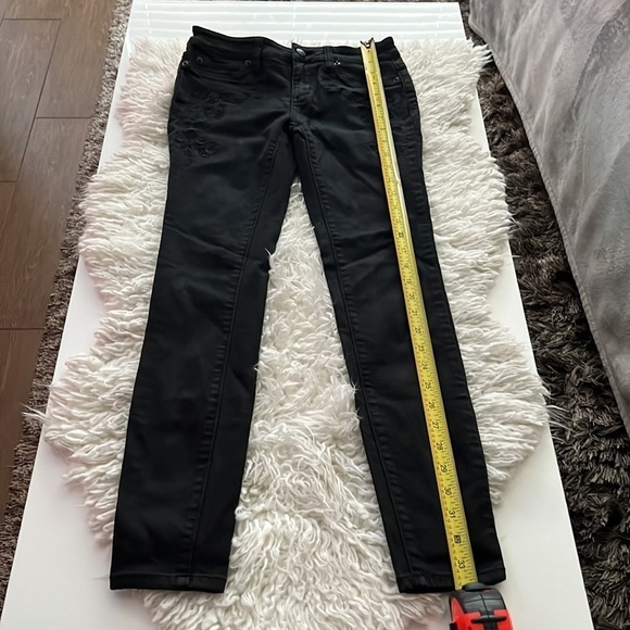 Bebe Skinny Jeans with Embroidered Accents! Sz 25 🛍️💕 - Picture 9 of 14